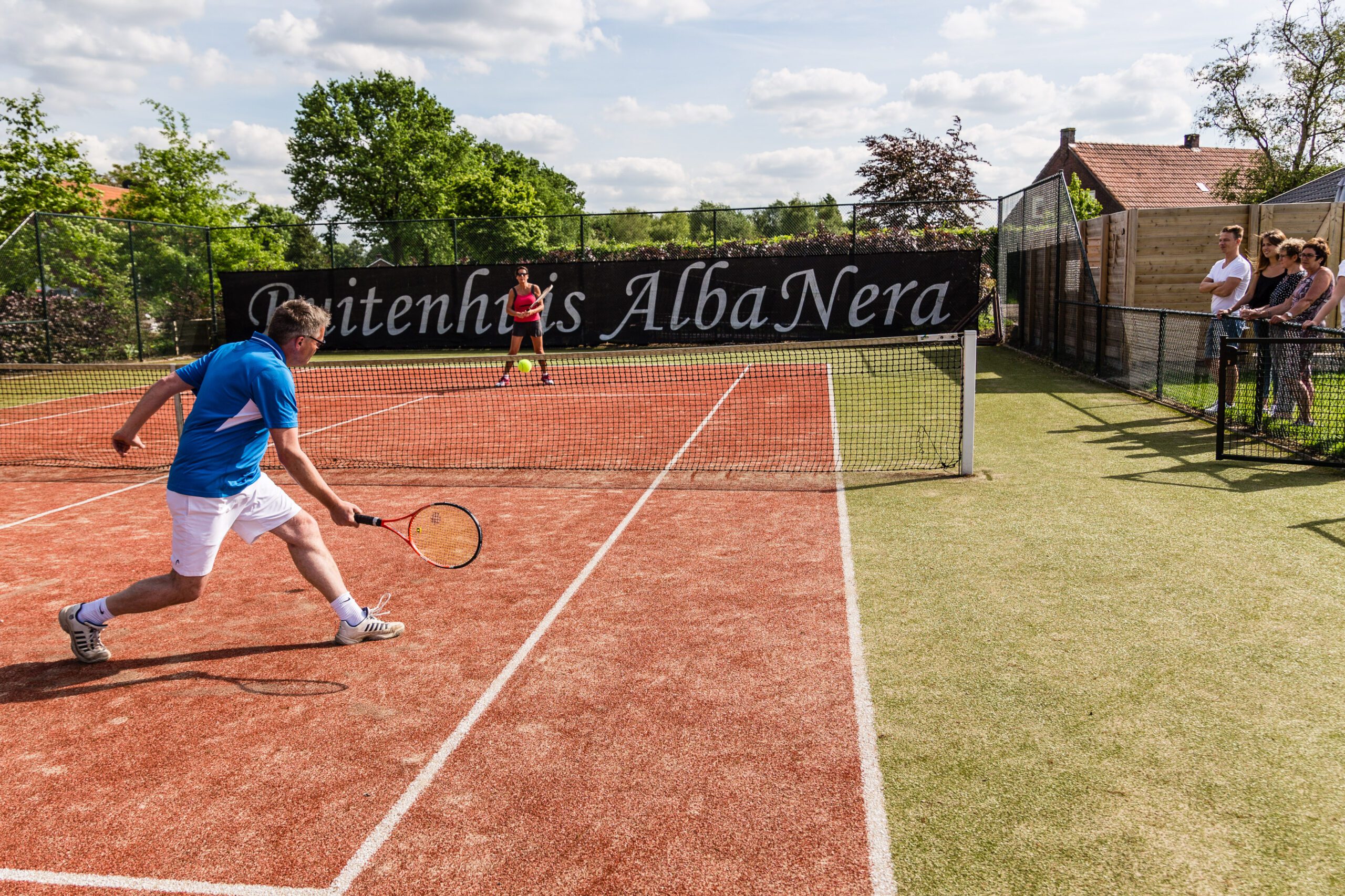 Tennisbaan-bij-groepsaccommodatie-Limburg-scaled